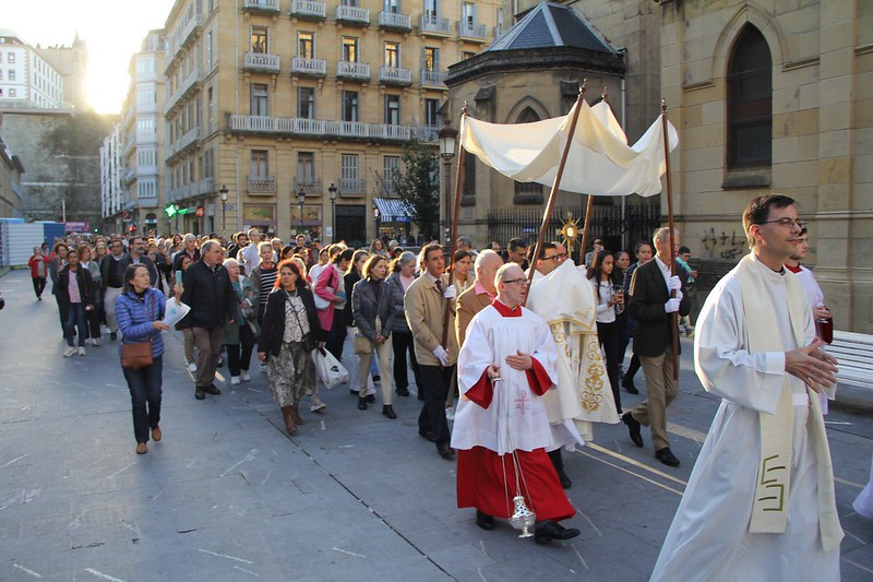 Multitudinario traslado de adOra