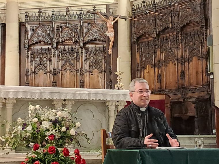 Mons. Fernando Prado presenta su Carta Pastoral en la parroquia de San Ignacio