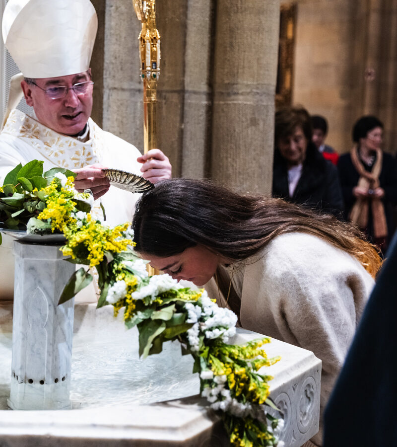 13 adultos recibieron la iniciación cristiana completa en la Vigilia Pascual