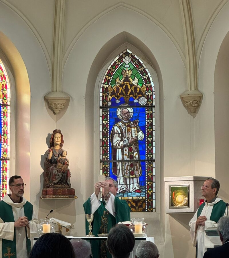 Catequesis con el Obispo sobre las partes de la Eucaristía. Preparando el Corpus.