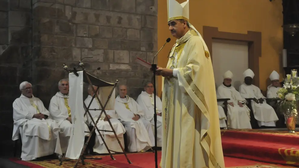 Fernando Prado Ayuso monsinorea Huesca eta Jakako gotzain berriaren kargu-hartzean