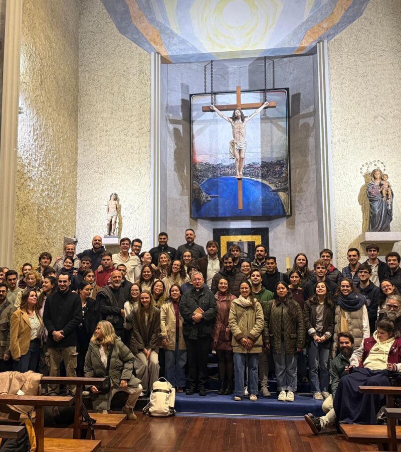 El obispo de San Sebastián comparte una Hora Santa con el grupo Hakuna en ‘El Antiguo’