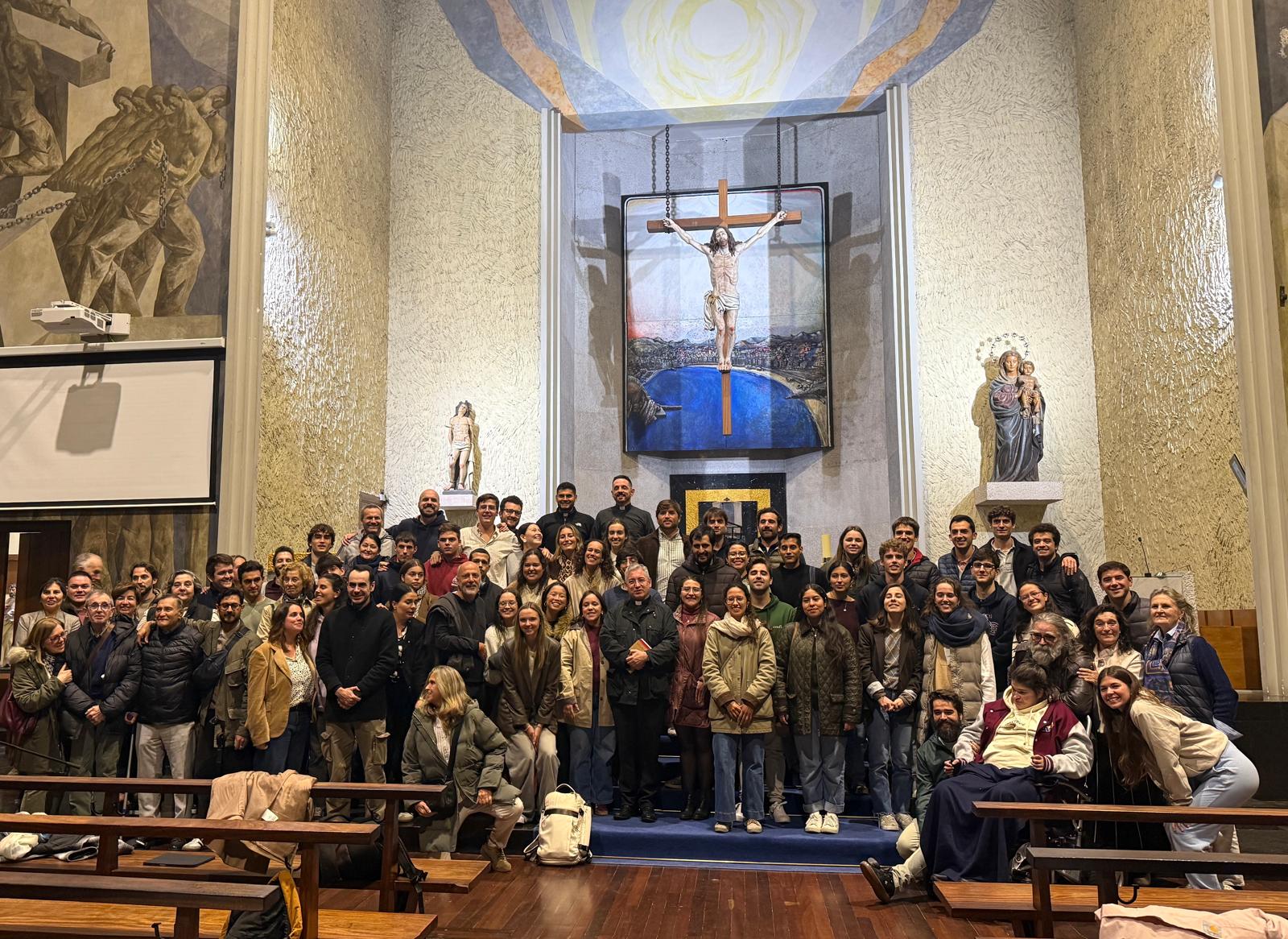 El obispo de San Sebastián comparte una Hora Santa con el grupo Hakuna en ‘El Antiguo’