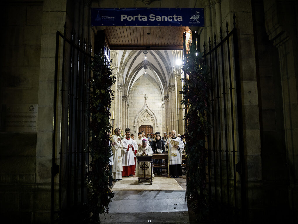La Diócesis de San Sebastián clausura su año doblemente jubilar con el cierre de la Puerta Santa en la catedral