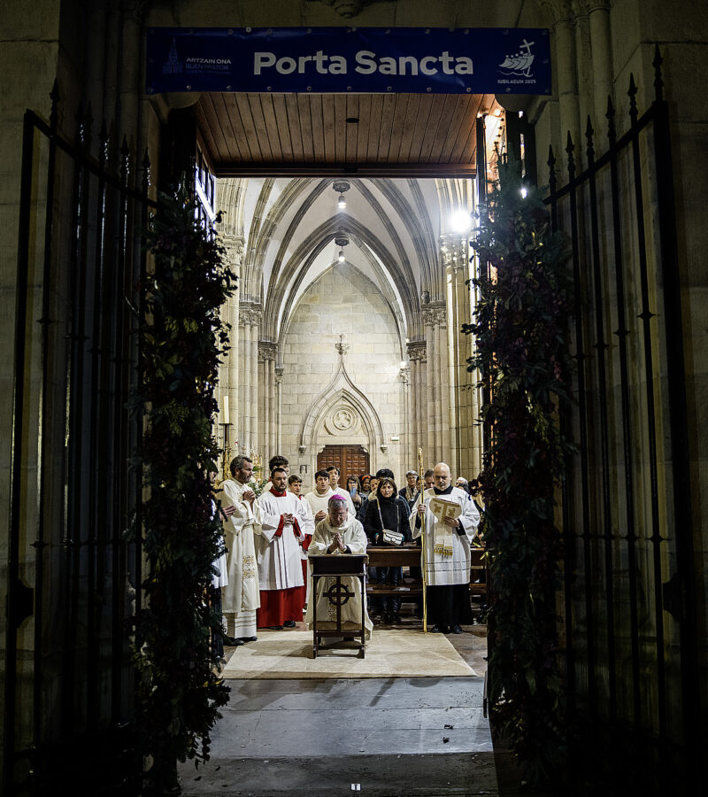 Donostiako Elizbarrutiak Jubileu urte bikoitzari amaiera eman dio Katedraleko Ate Santuaren itxierarekin