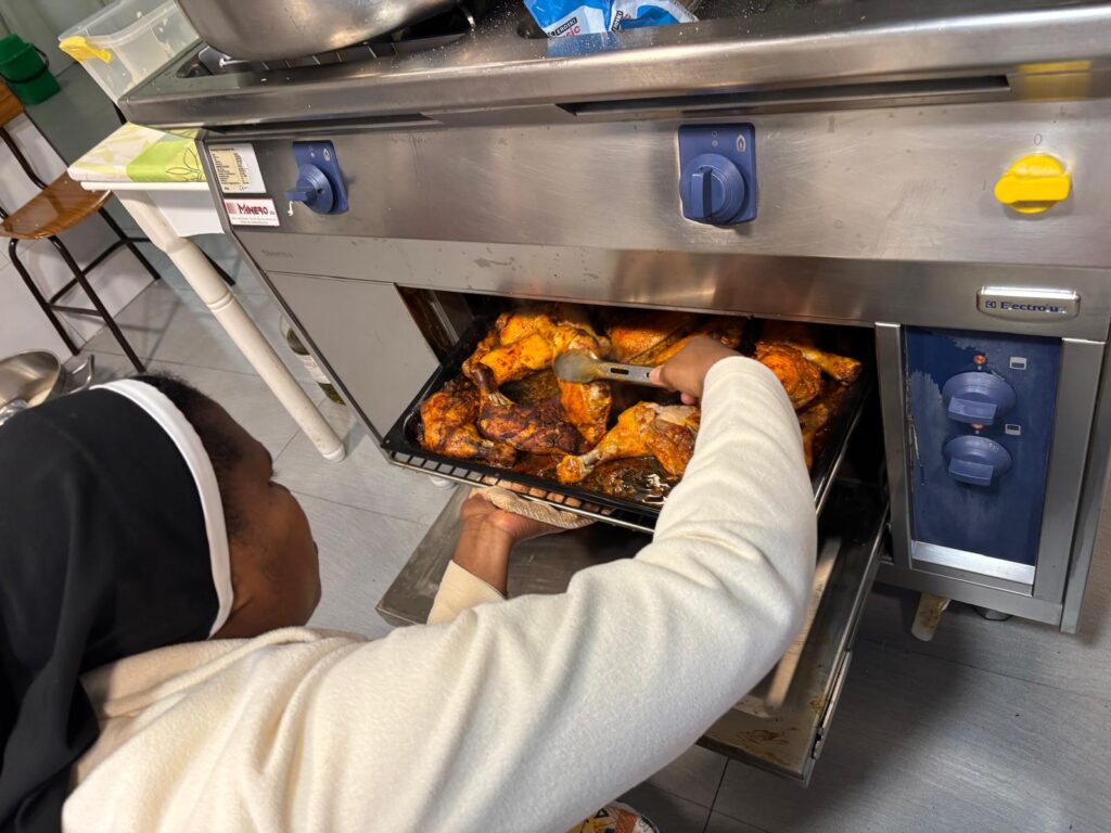 Erromara joango diren erromesen Otordu Solidario arrakastatsua