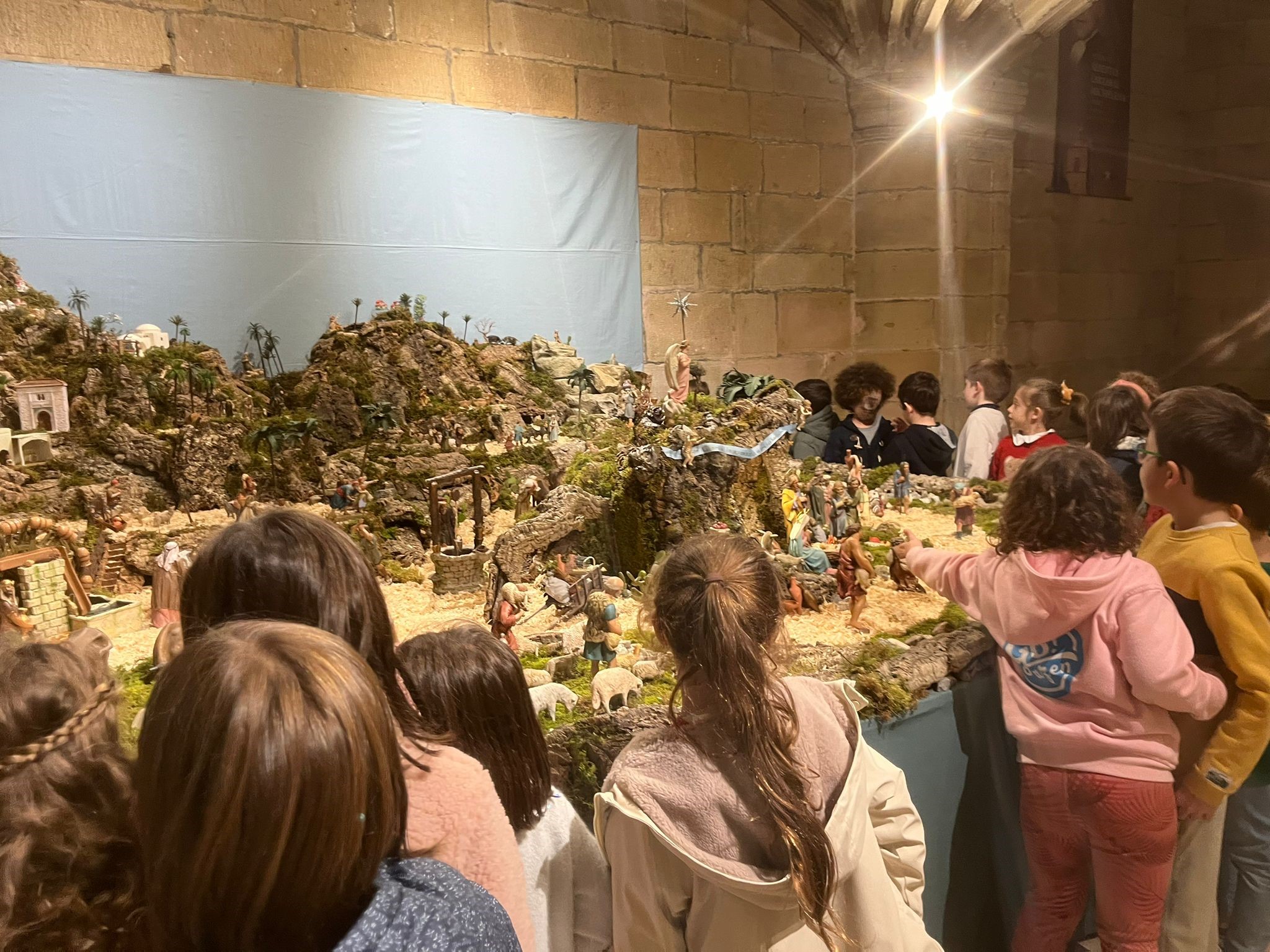 Los niños de catequesis descubren el Belén de Santa María del Juncal (Irun)