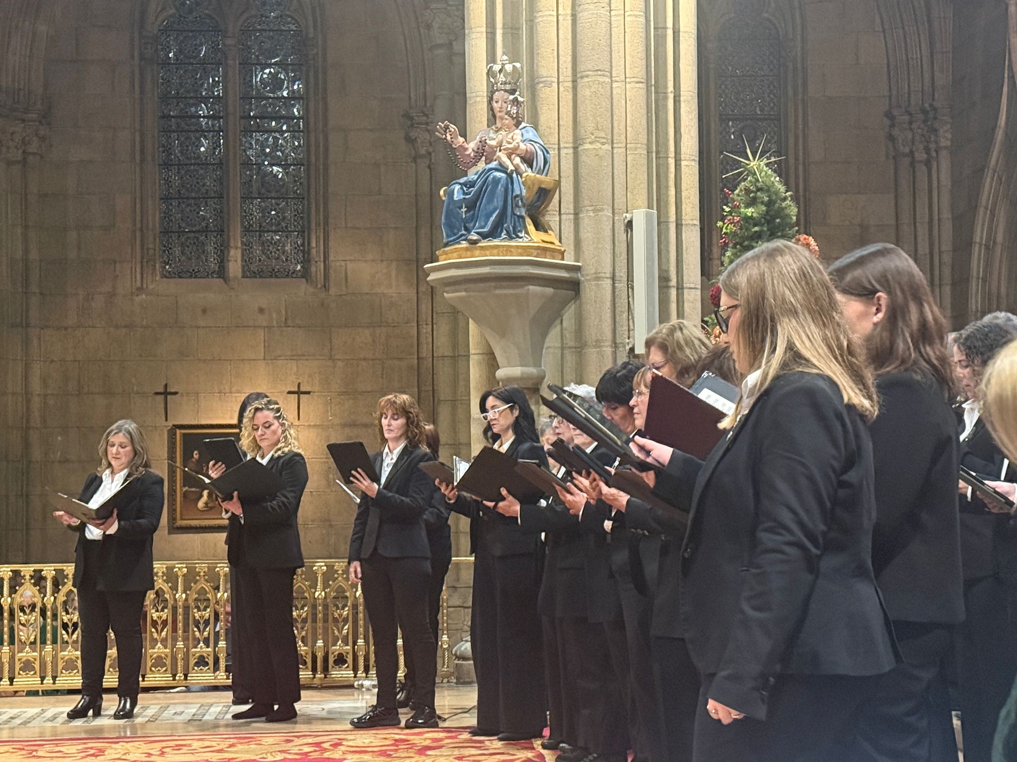 El coro Mariaren Bihotza llena de música y solidaridad los templos de San Sebastián