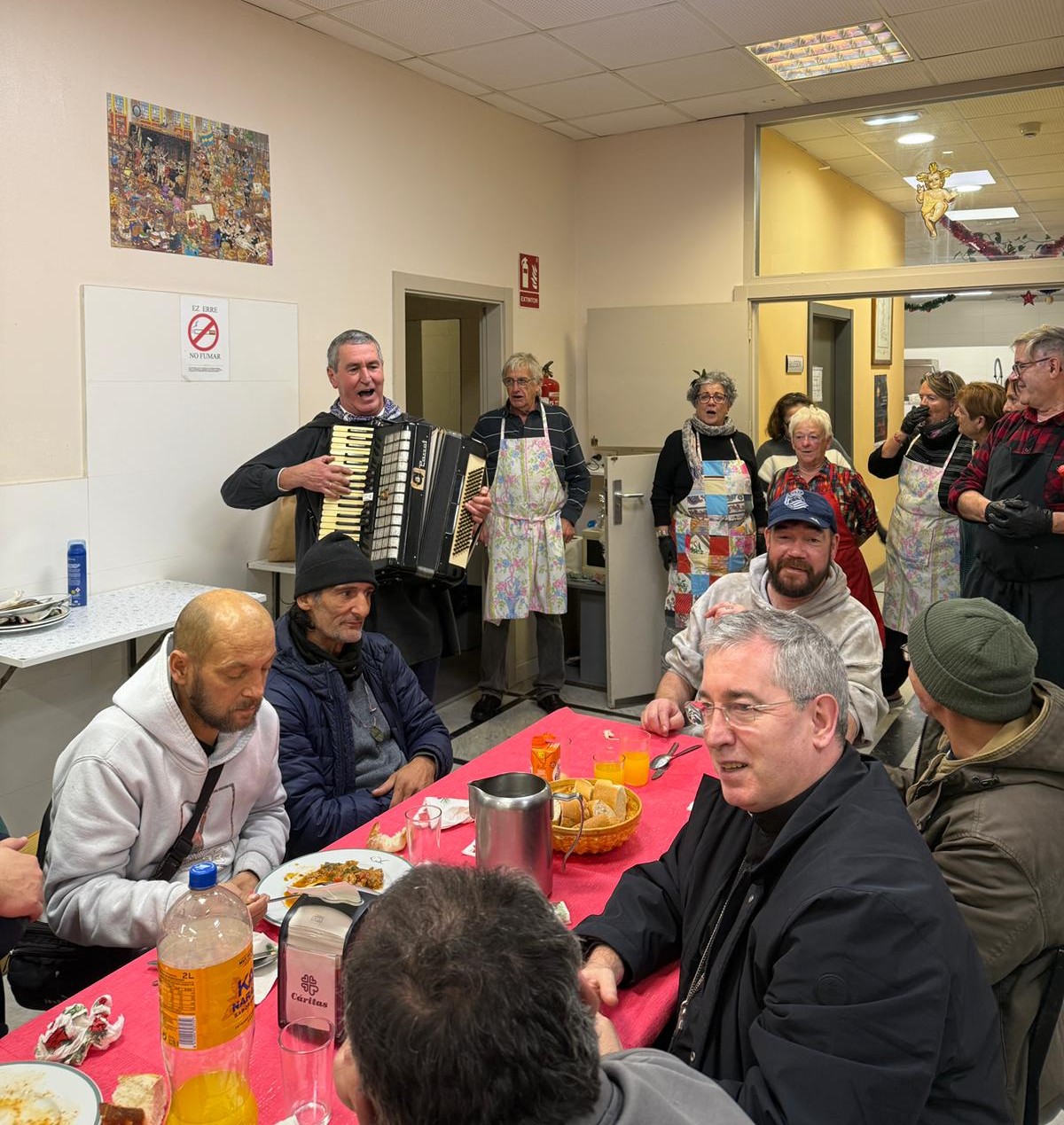 El obispo en la comida de Aterpe (Caritas Gipuzkoa)
