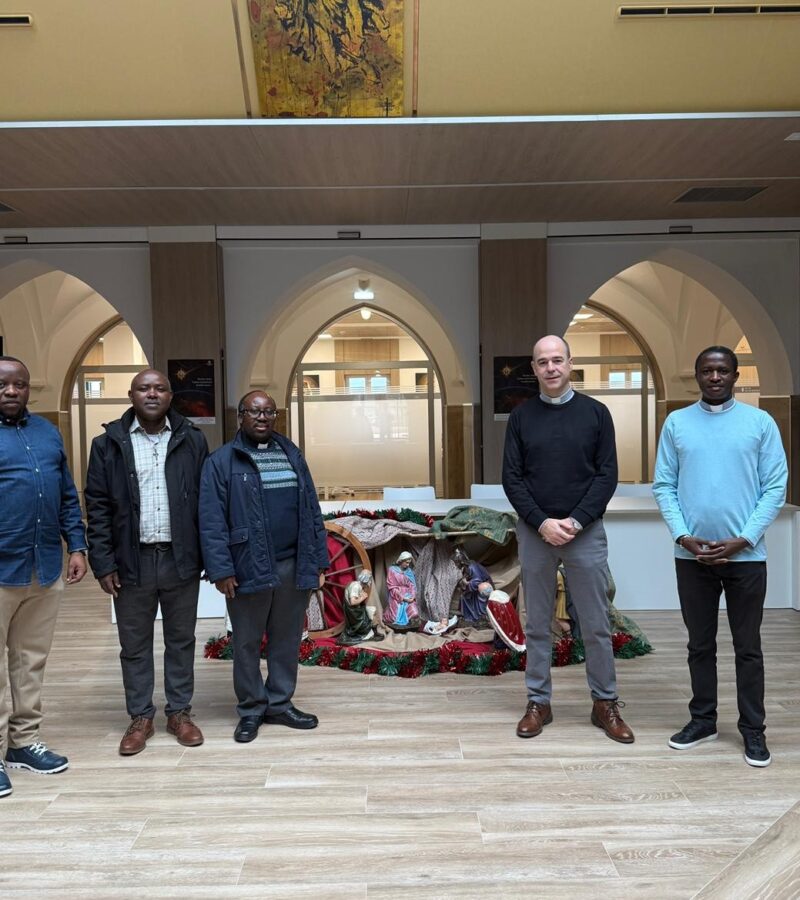 Kabgayiko (Ruanda) apaizek Donostiako Gotzaindegia bisitatu dute