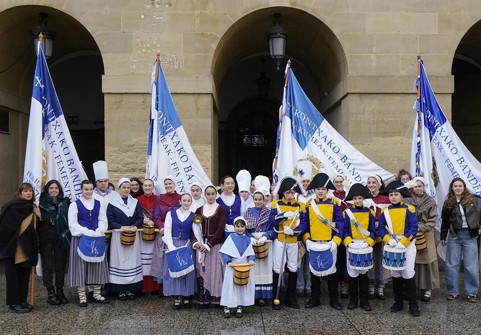 Donostia Arraun Lagunak bendice sus banderas de La Concha en San Vicente