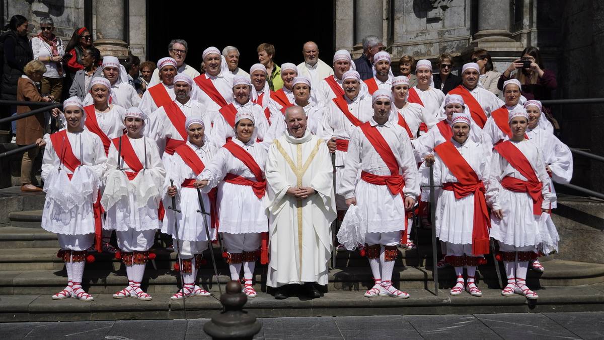 Caluroso homenaje de Azkoitia a su párroco Félix Azurmendi