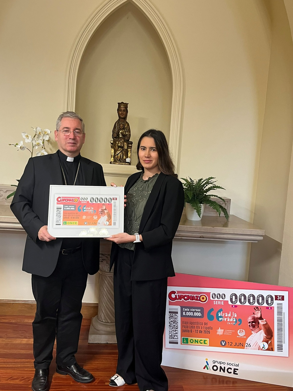 Fernando Prado Ayuso recibe una copia del “cuponazo” de la ONCE dedicado al viaje Apostólico del Papa León XIV