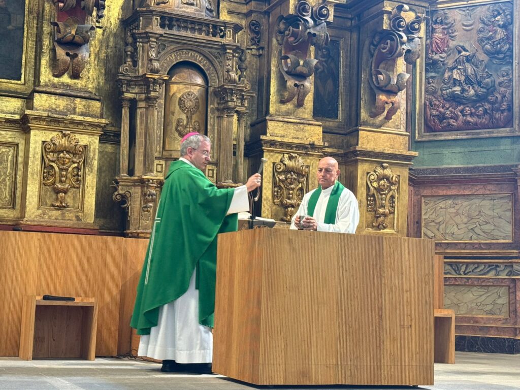 Bendición del obispo al nuevo altar de la parroquia de Beasain
