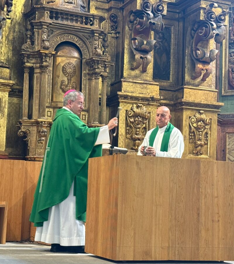 Bendición del obispo al nuevo altar de la parroquia de Beasain
